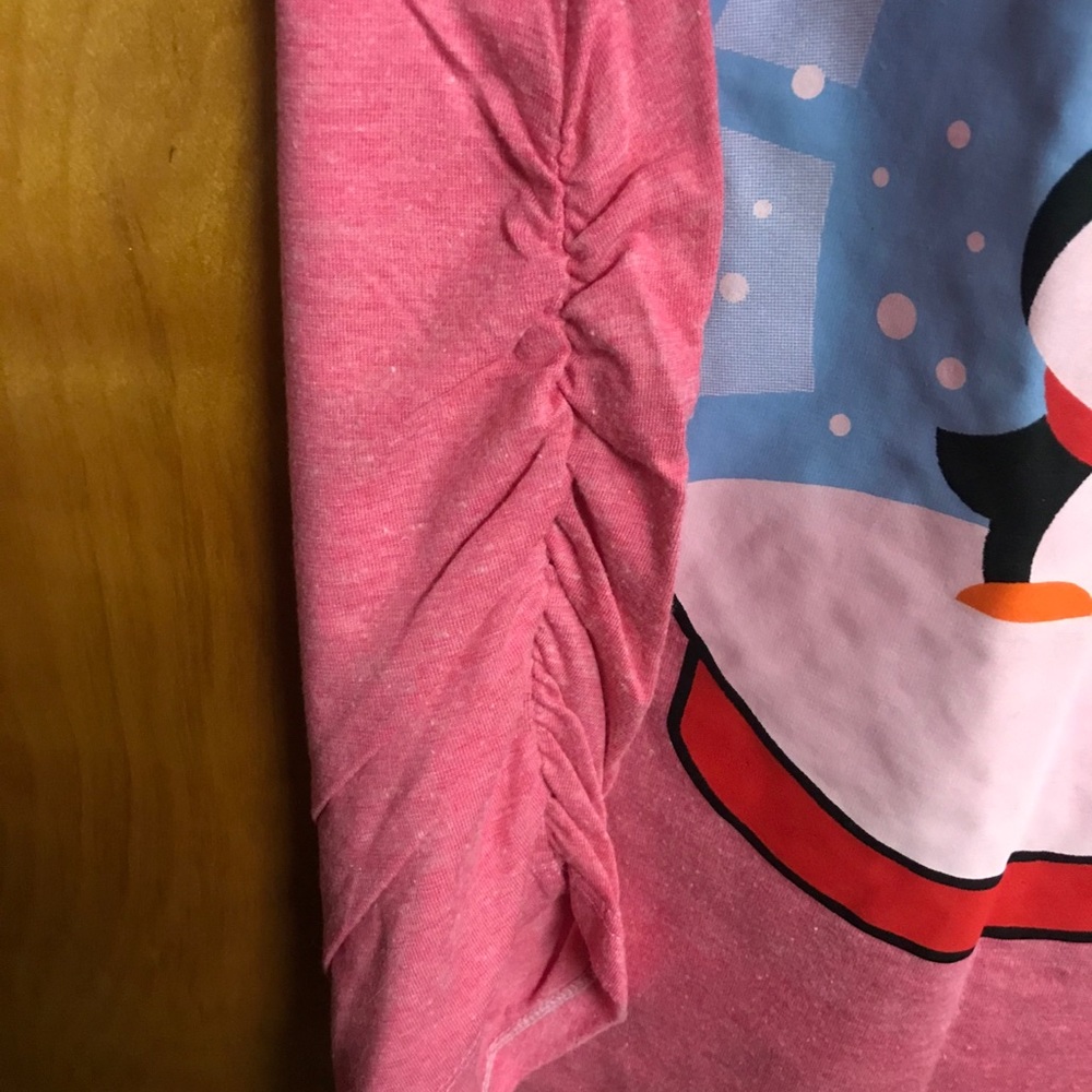 Pink maternity shirt with snow globe over belly - Picture 4 of 5